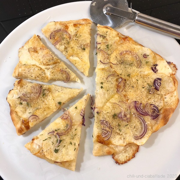 Pizza bianca mit Sellerie und Scamorza