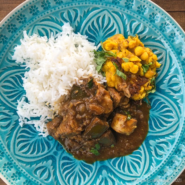 Curry mit Schweinefleisch und Mango Pickles, Dal