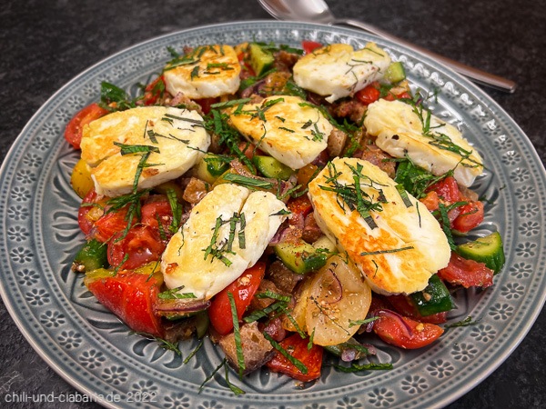 Pikanter Tomaten-Brot-Salat mit gebratenem Halloumi