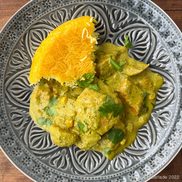 Hähnchen-Pistazien-Curry mit schwarzem Pfeffer mit Tahdig