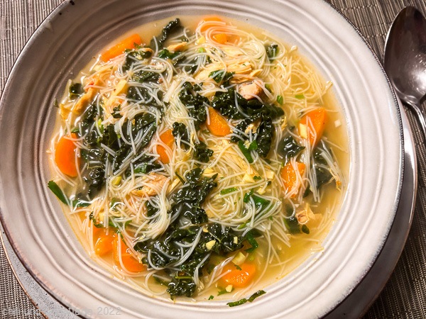 Hähnchen-Vermicelli-Suppe mit Kohl, Möhren und Kräutern