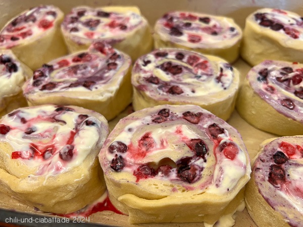 Johannisbeer-Heidelbeer-Cheesecake Rolls vor dem Backen